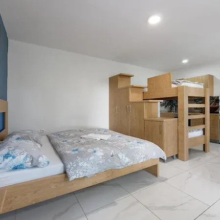 Rosmarin - Family Friendly, Beachfront Appartement Pašman
