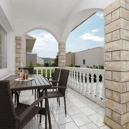 Rosmarin - Family Friendly, Beachfront