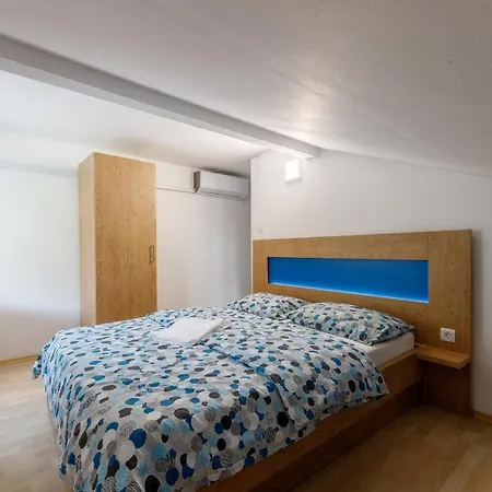 Rosmarin - Family Friendly, Beachfront * Pašman