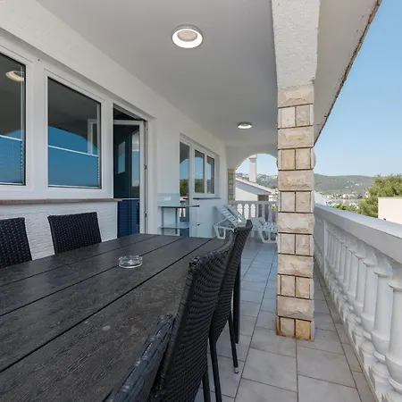 Rosmarin - Family Friendly, Beachfront *