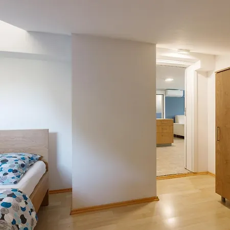 Rosmarin - Family Friendly, Beachfront Appartement Pašman
