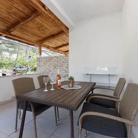 Rosmarin - Family Friendly, Beachfront Appartamento Pašman
