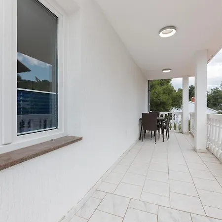 Rosmarin - Family Friendly, Beachfront Appartement Pašman