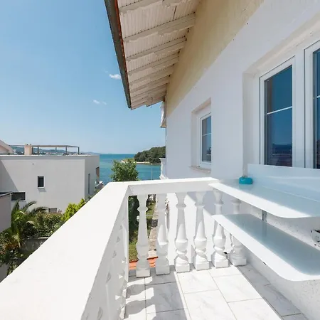 Rosmarin - Family Friendly, Beachfront
