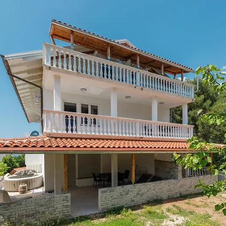 Rosmarin - Family Friendly, Beachfront * Pašman