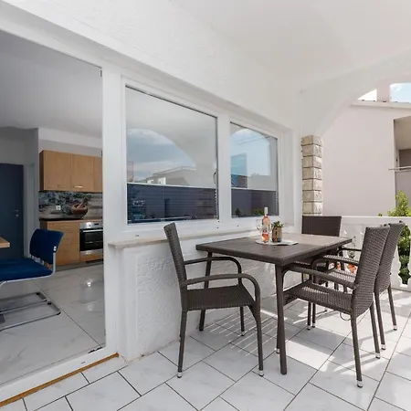 Rosmarin - Family Friendly, Beachfront *