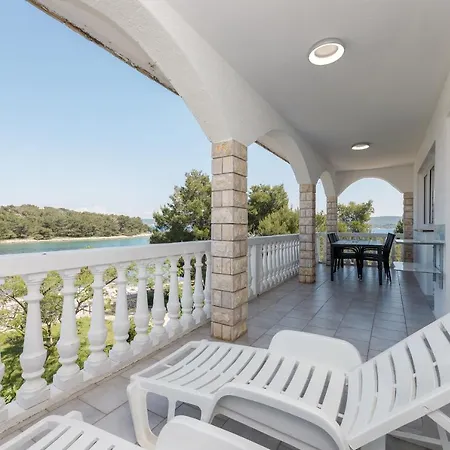 Appartement Rosmarin - Family Friendly, Beachfront Pašman