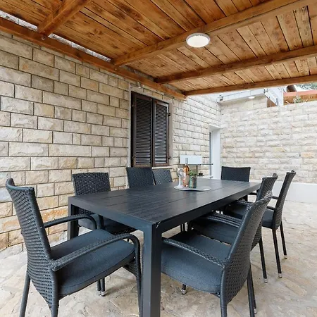 Rosmarin - Family Friendly, Beachfront * Pašman